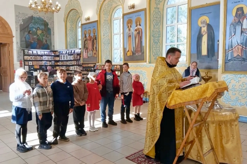 В Богучаре в храме святого мученика Иоанна Воина прошел молебен на начало учебного года для воспитанников и педагогов Воскресной школы