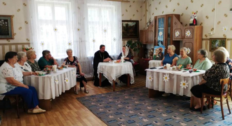 Беседа священника с сотрудниками Управления социальной защиты населения