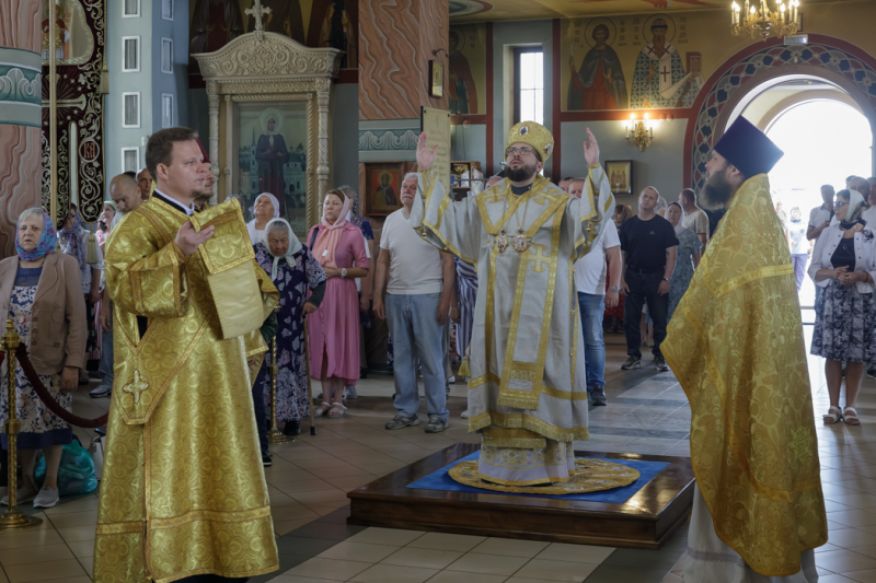 В день памяти Всех святых, в земле Российской просиявших, епископ Дионисий совершил Литургию в Ильинском кафедральном соборе города Россошь