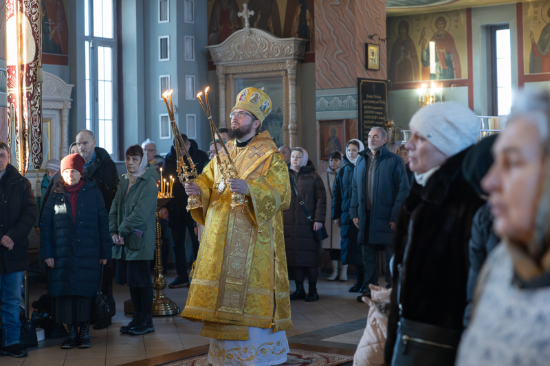 В Неделю пред Рождеством Христовым Архипастырь совершил воскресную Литургию в Свято-Ильинском кафедральном соборе города Россоши