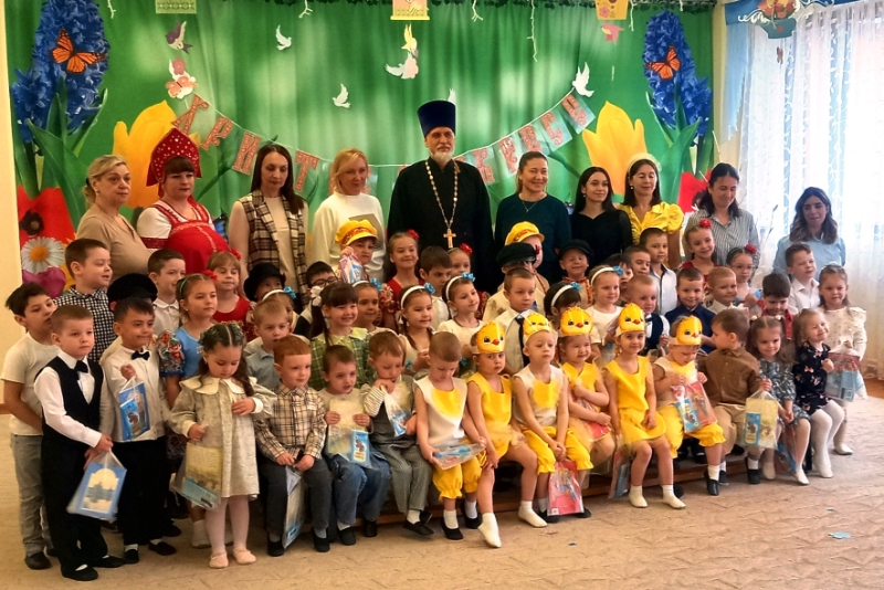 Священник поздравил воспитанников детских садов города Богучар с праздником Светлого Христова Воскресения