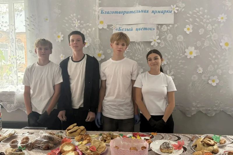 В Верхнемамонской школе прошла благотворительная ярмарка «Белый цветок»