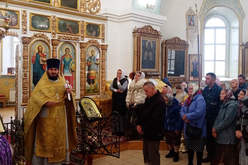 В храме св. мч. Иоанна Воина г. Богучар поздравили пожилых прихожан