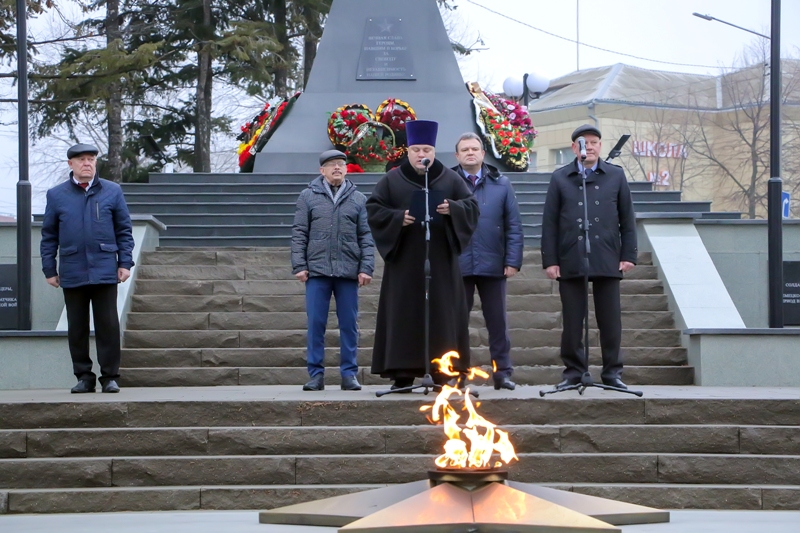 Духовенство благочиния приняло участие в митинге на Центральной братской могиле в г. Россошь