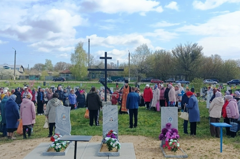 На Радоницу в храмах Калачеевского благочиния совершена Литургия и панихида на кладбищах