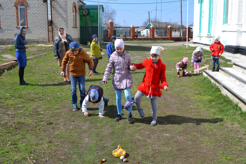 В воскресной школе играли в пасхальные игры