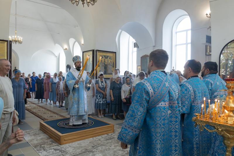 Преосвященнейший Епископ Дионисий возглавил престольное торжество Казанского храма г. Павловска