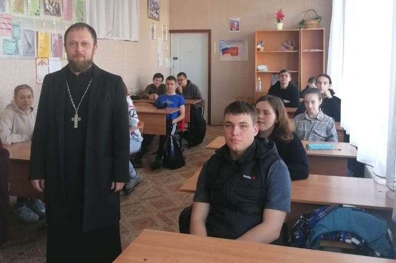 Настоятель храма Архистратига Михаила с. Воронцовка посетил общеобразовательную школу