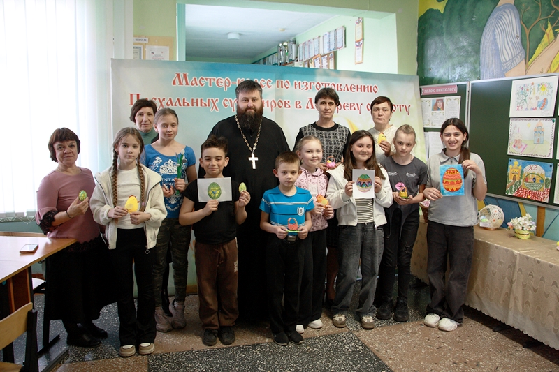 Благочинный Каменского церковного округа принял участие в мастер-классе по изготовлению пасхальных сувениров