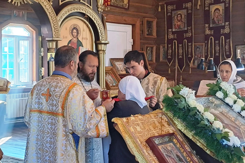 Жители села Воробьевка молитвенно отметили престольный праздник храма Архистратига Божия Михаила