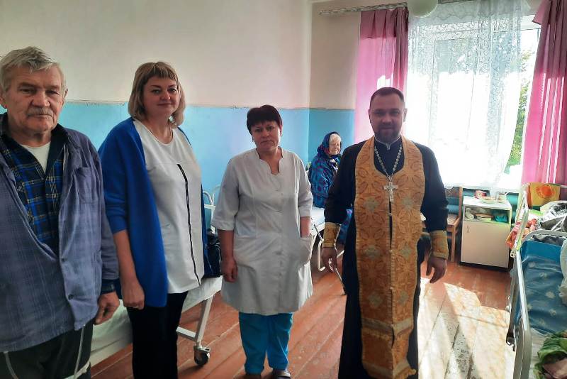 Клирик Богучарского благочиния посетил Таловскую участковую больницу Кантемировского района