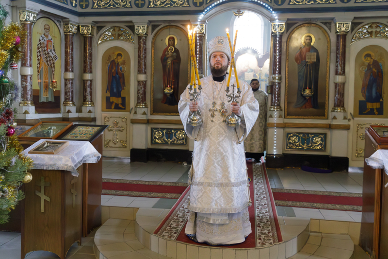 В Крещенский сочельник епископ Россошанский и Острогожский Дионисий совершил Литургию в храме Святой Живоначальной Троицы районного поселка Кантемировка