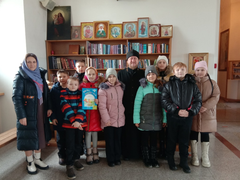 Учащиеся Монастырщинской школы посетили с экскурсией храм в честь Богоявления Господня с. Сухой Донец