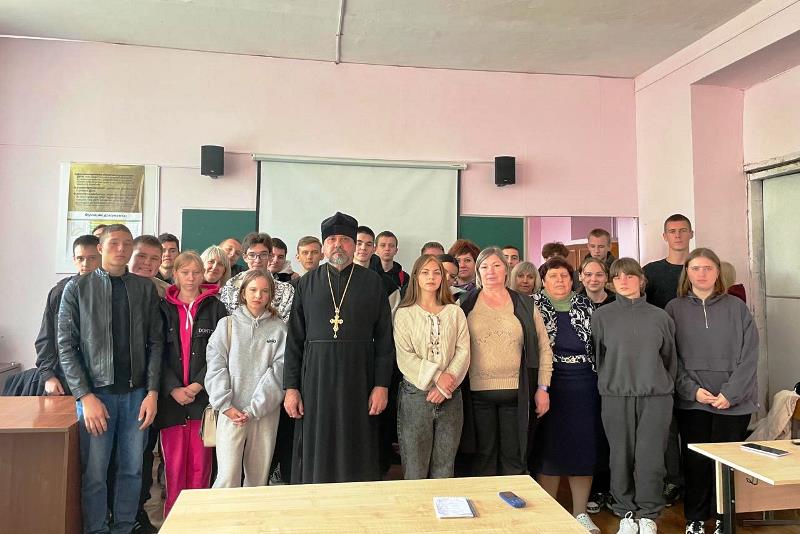 В Богучарском благочинии священник посетил Кантемировский филиал Воронежского промышленного гуманитарного колледжа