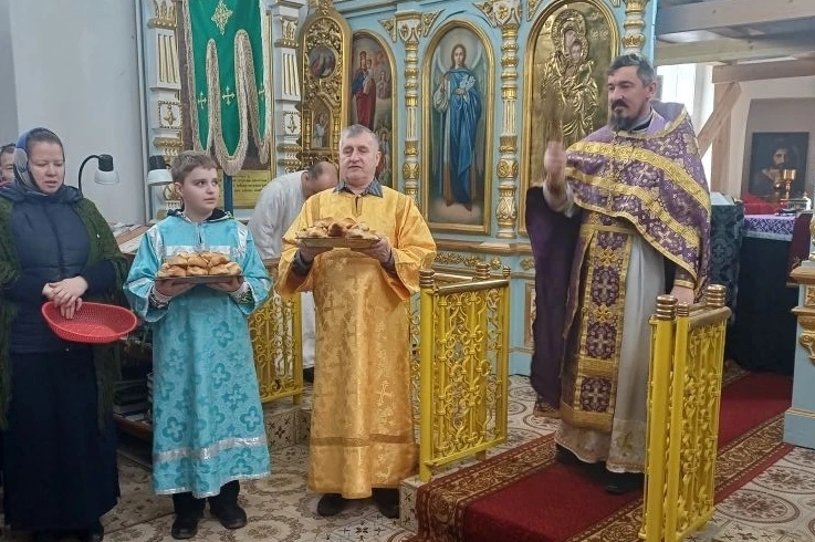 В день празднования памяти святых 40 мучеников Севастийских в Успенском храме села Трехстенки была совершена Божественная литургия