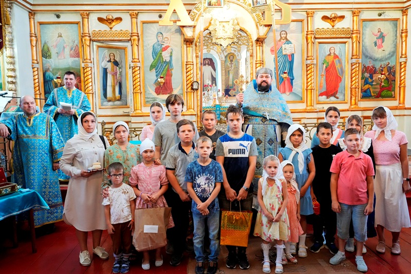 В Калачеевском благочинии были совершены молебны об учащих и учащихся и подведены итоги акции «Собери ребёнка в школу»