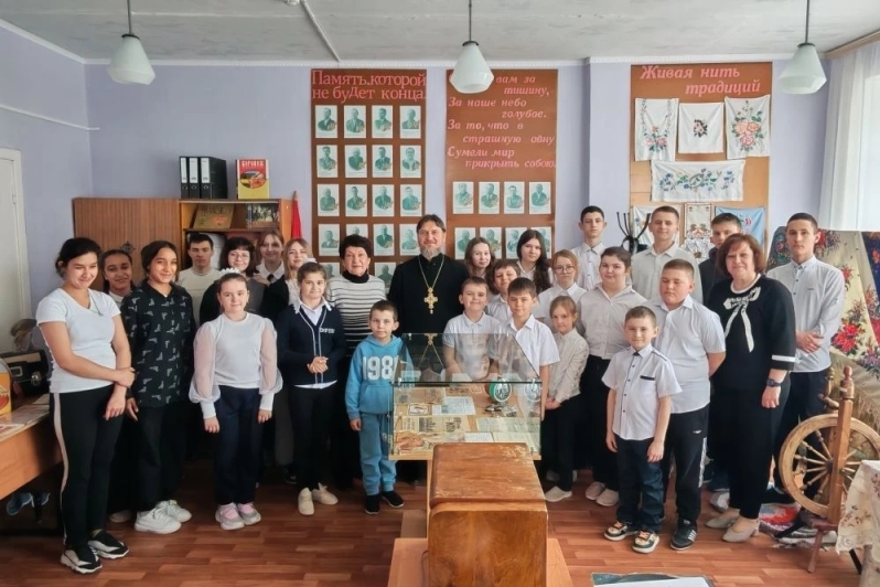 Настоятель Введенского храма р.п. Ольховатка посетил музей Марченковской школы