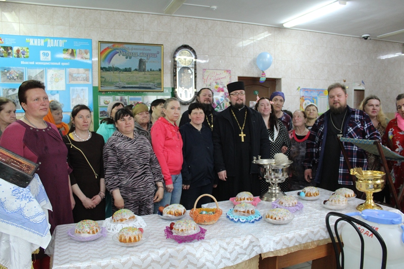 Священнослужители Острогожского благочиния поздравили с Воскресением Христовым сотрудников и жильцов местного психоневрологического интерната