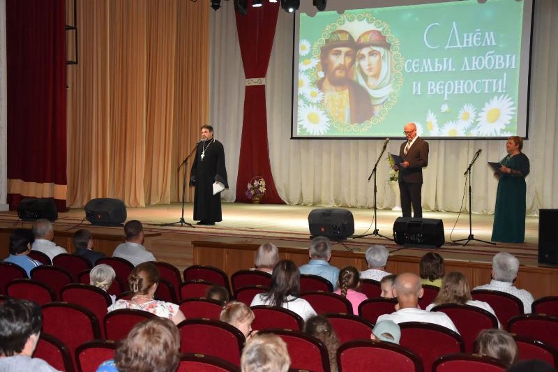В Кантемировке состоялось поздравление супружеских пар в День семьи, любви и верности