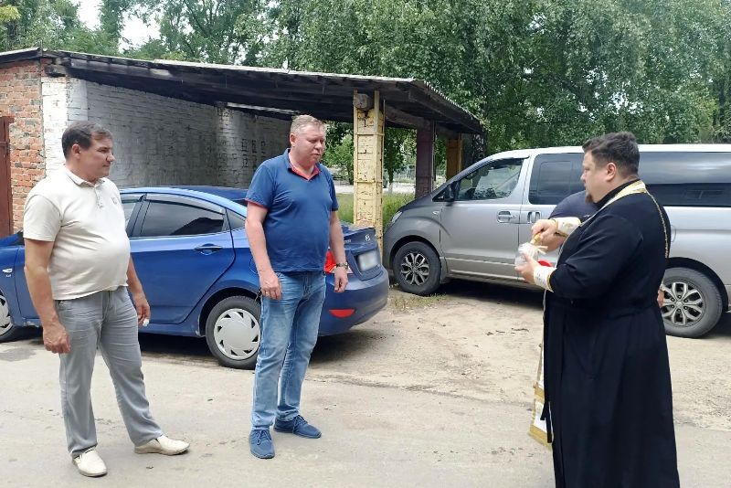 В Калачеевском районе священнослужитель благословил волонтеров, помогающих участникам специальной военной операции