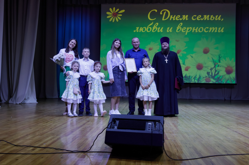 Духовенство Россошанского церковного округа приняло участие в торжественных мероприятиях, посвященных Дню семьи, любви и верности
