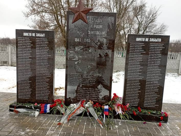 Погода в архиповке россошанский. Памятник участникам Великой Отечественной войны. Новый мемориал в селе. Мемориальный комплекс села Гремячье пушки.