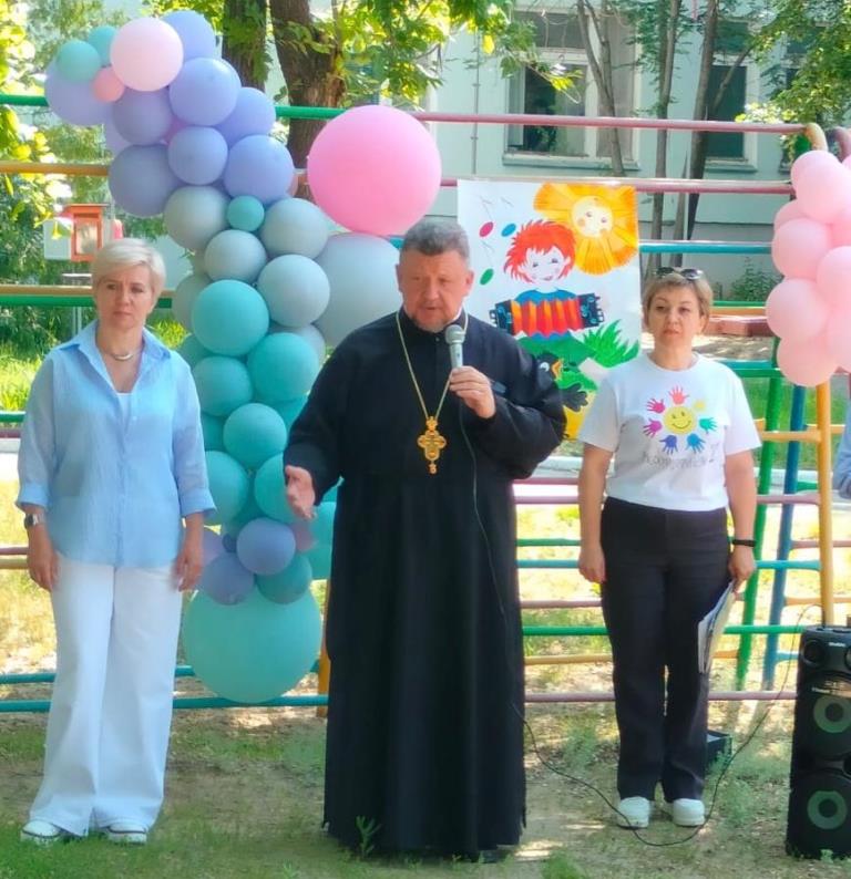 Священнослужители благочиния поздравили воспитанников детских садов с Днем защиты детей