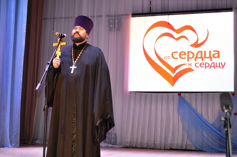 В г. Павловск священник посетил праздничное мероприятие «От сердца к сердцу», посвященное Международному дню инвалидов