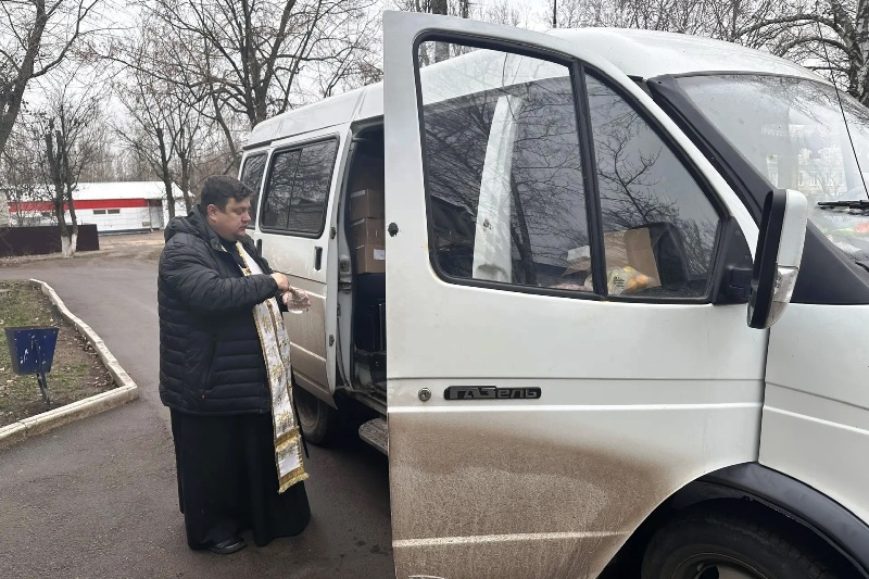 Традиционно благочинный Калачеевского церковного округа освятил гуманитарный груз перед отправкой в зону проведения специальной военной операции