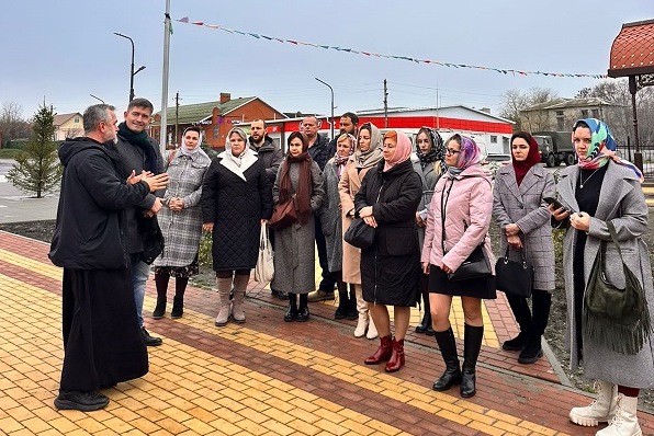 Настоятель Троицкого храма провел экскурсию для сотрудников Россошанской организации