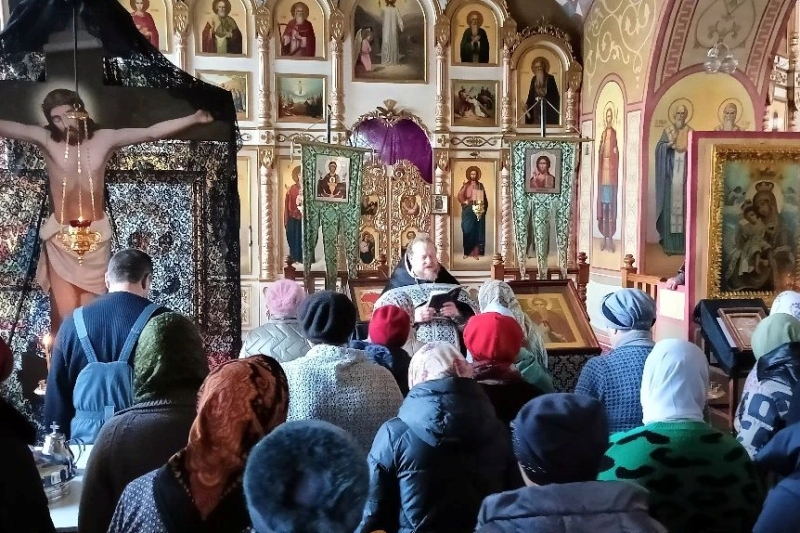 В Михайло-Архангельском храме города Острогожска совершено великопостное богослужение и освящено коливо