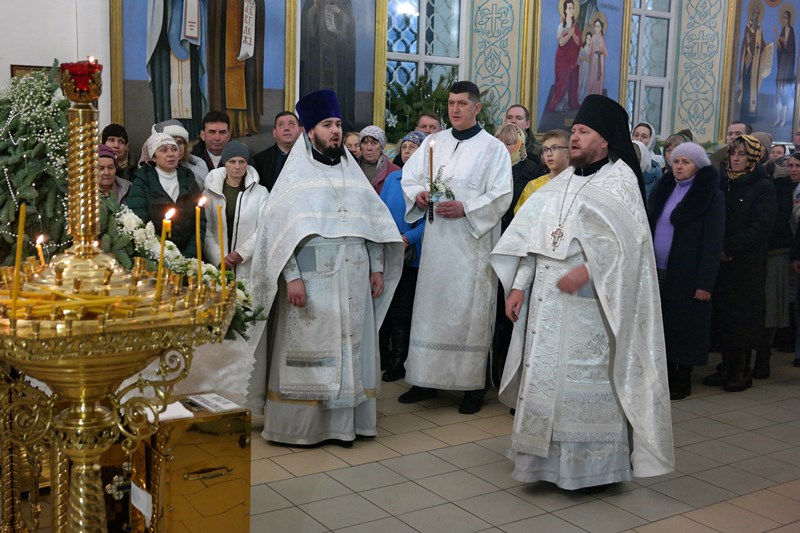 В праздник Рождества Христова в храме святого мученика Иоанна Воина города Богучар совершилась праздничная Божественная литургия