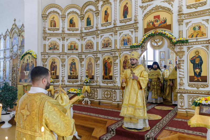 Глава Россошанской епархии возглавил торжества, посвященные 20-летию со дня Великого освящения храма во имя святителя Митрофана, первого епископа Воронежского села Верхний Мамон