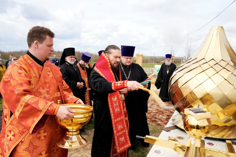 Глава Россошанской епархии освятил купола и кресты для строящегося храма в селе Новобогородицкое Петропавловского района
