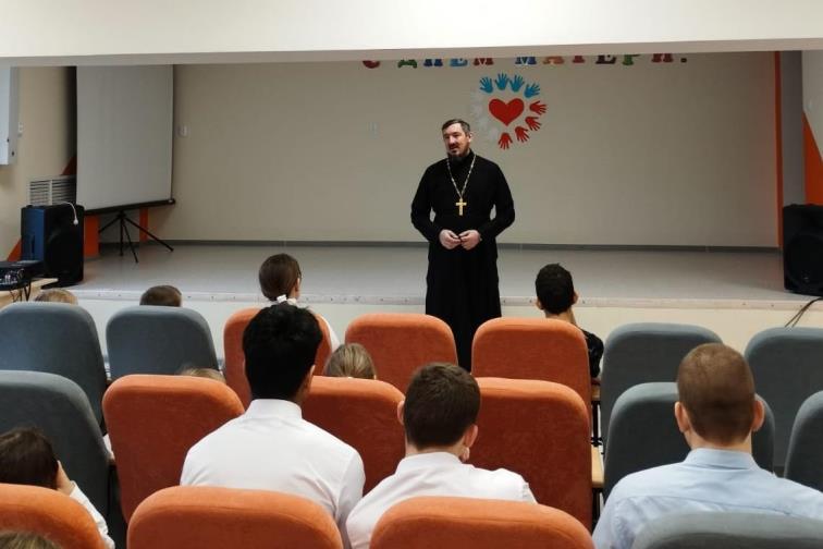 В с. Марки священник провел беседу со школьниками