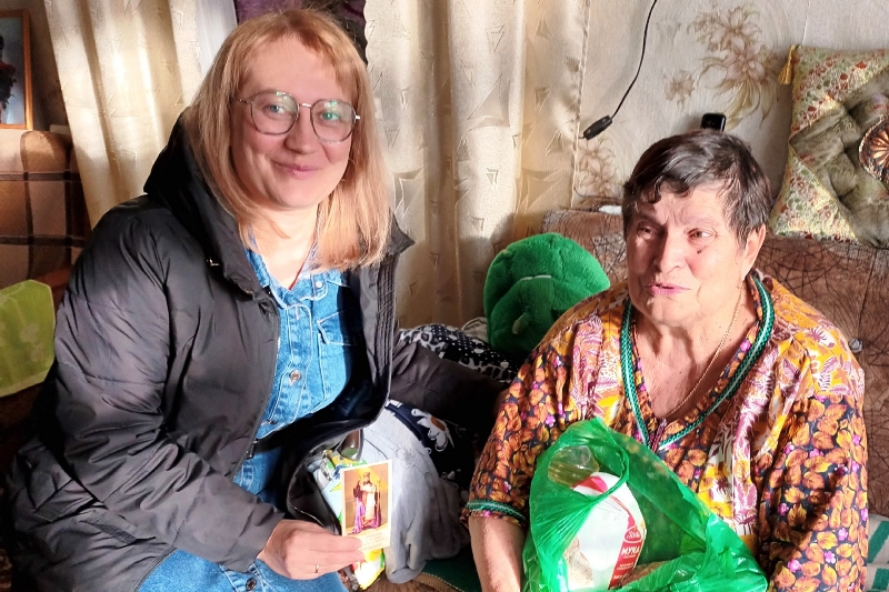 В Острогожском благочинии в праздник Дня пожилого человека раздали продуктовые наборы