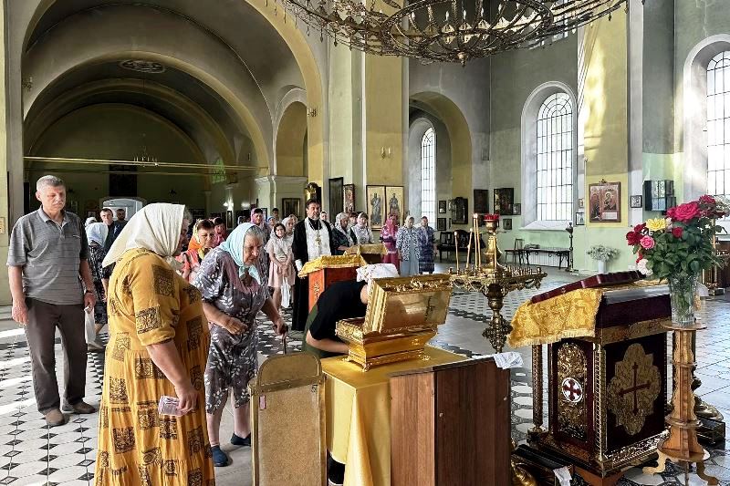 В Кантемировке встретили ковчег с частицей мощей священномученика Петра (Зверева), архиепископа Воронежского и Задонского