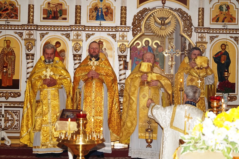 В Свято‑Митрофановском храме села Верхний Мамон прошла Божественная литургия: настоятеля храма поздравили с 60‑летием