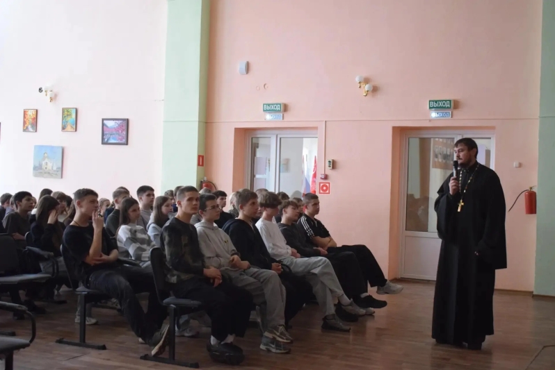 Священнослужитель посетил учебные заведения города Россошь и Россошанского района