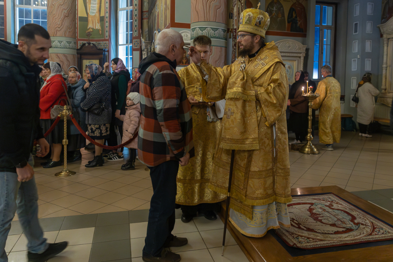 В канун дня памяти Апостола Фомы епископ Россошанский и Острогожский Дионисий совершил всенощное бдение в Свято-Ильинском кафедральном соборе г. Россоши