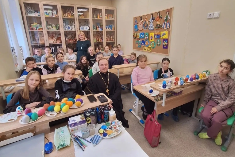 Священнослужитель принял участие в мастер-классе по росписи пасхальных яиц