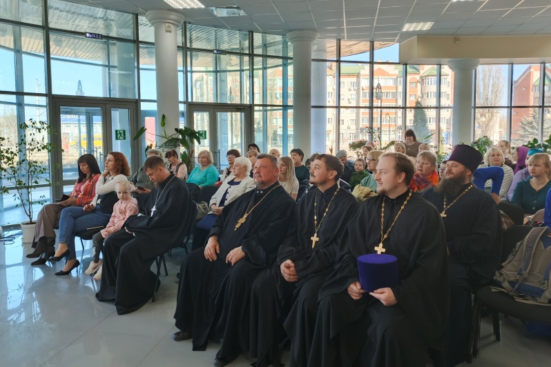 В Молодежном центре города Россошь прошел фестиваль духовного творчества «Исток»