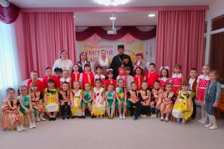 Визит священнослужителя на Пасхальный утренник в детском саду «Теремок»