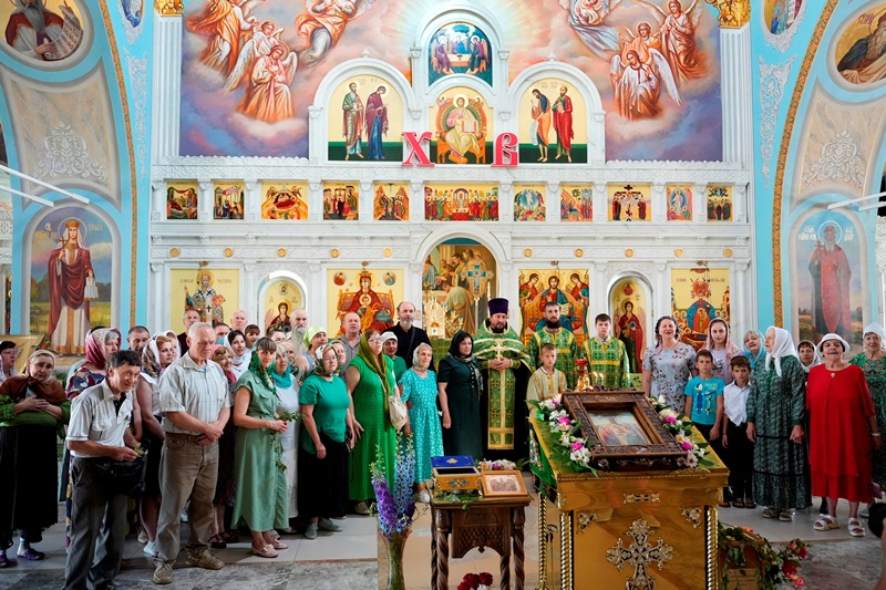 В праздник Святой Троицы в Калачеевском благочинии совершены торжественные богослужения и проведена миссионерская акция