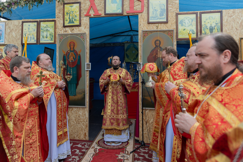 Епископ Дионисий возглавил Божественную литургию на территории Верхнемамонского казачьего кадетского корпуса с. Гороховка и совершил закладку камня в основание храма