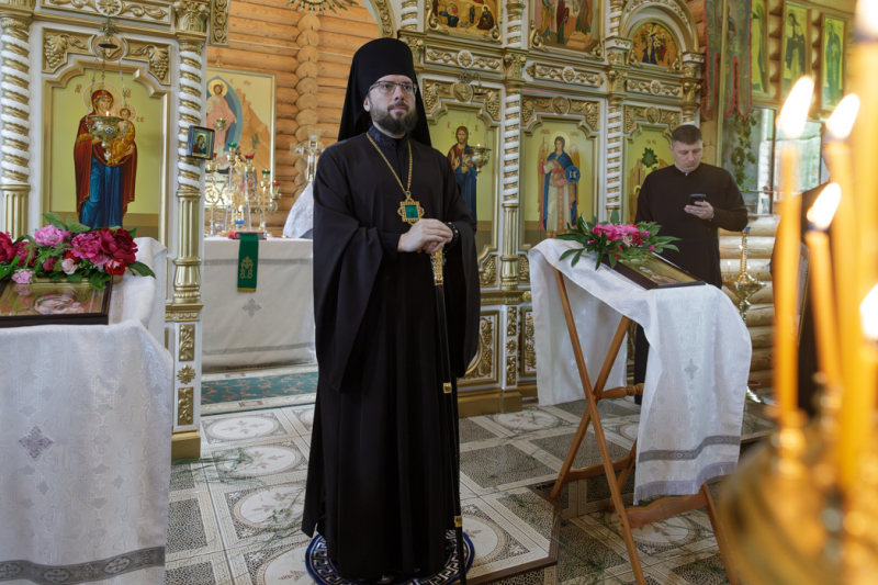 Правящий Архиерей возглавил торжественное богослужение в Свято-Троицком храме села Лозовое Верхнемамонского района