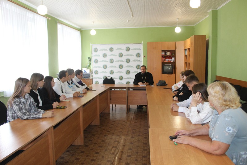 В Калачеевском техникуме прошла встреча со священнослужителем: разговор о нравственности и семейных ценностях