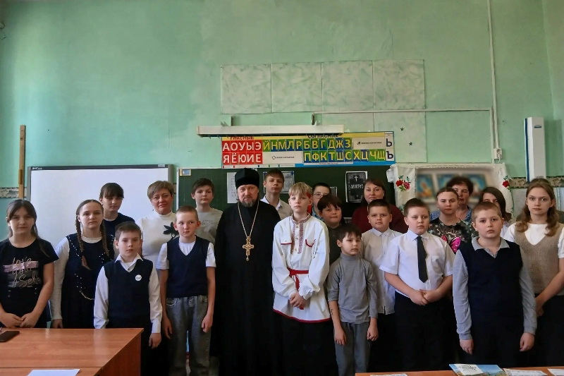 Игумен Сергий (Руднев) провел встречу с учащимися Солдатской школы, посвященную Дню православной книги
