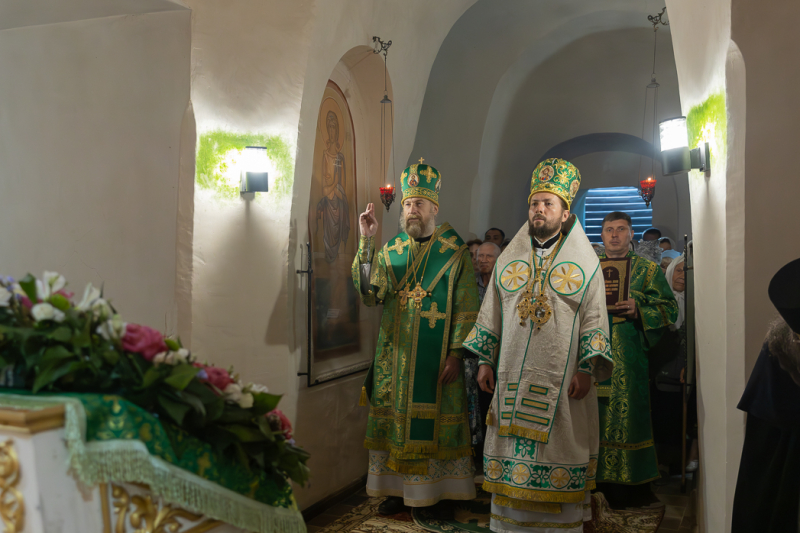 Правящий Архиерей Россошанской епархии сослужил главе Воронежской митрополии за Литургией в Костомаровском Спасском монастыре
