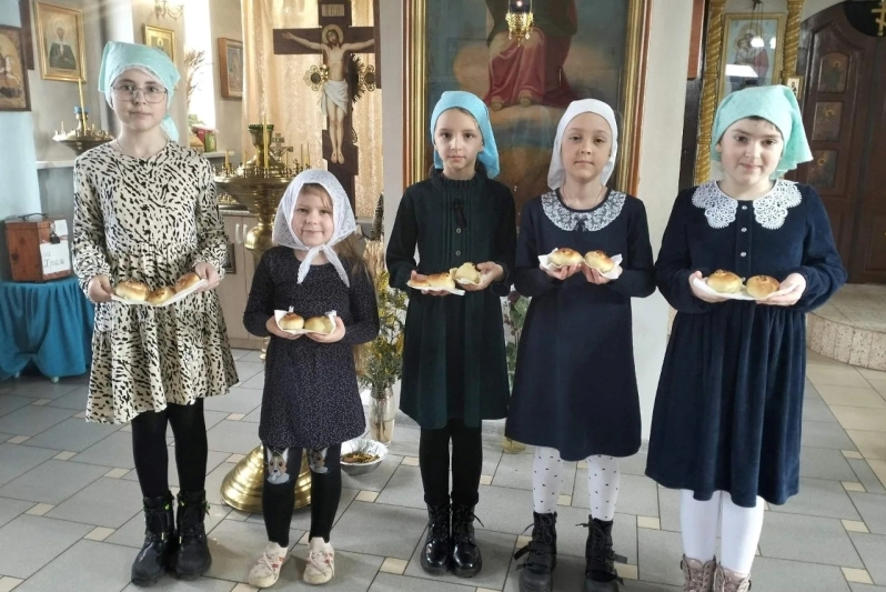 В храме в честь иконы Божией Матери «Спорительница хлебов» села Галиевка прошел мастер‑класс по выпечке «жаворонков»
